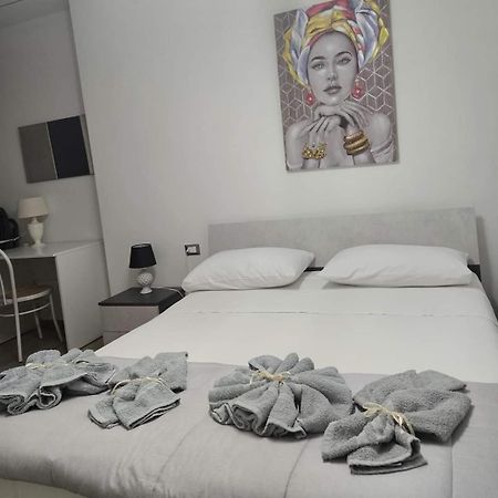 B&B Dei Sogni In Centro, Con Facilita Di Parcheggio โกเซนซา ภายนอก รูปภาพ